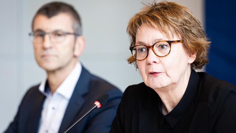 Mathe-Nachhilfe und Kekse: Was Nachbarn über RAF-Terroristin Klette sagen Friedo de Vries (links), Präsident Landeskriminalamt Niedersachsen, und Daniela Behrens (SPD), Innenministerin von Niedersachsen.