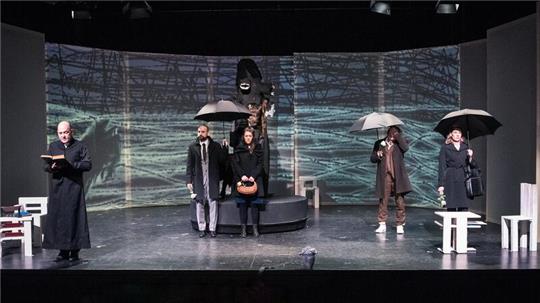 Friedrich Dürrenmatts Roman „Der Richter und sein Henker“ kommt in einer Inszenierung des Altonaer Theaters auf die Stadeum-Bühne.