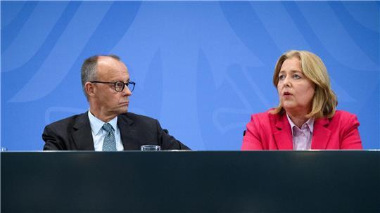 Friedrich Merz, Bundeskanzler und Bundesvorsitzender der CDU, und Bärbel Bas, Bundesministerin für Arbeit und Soziales und Bundesvorsitzende der SPD, äußern sich bei einer Pressekonferenz nach der ersten Sitzung des Koalitionsausschusses nach der Sommerpause im Bundeskanzleramt.