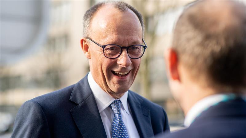 Friedrich Merz, Bundesvorsitzender der CDU und Kanzlerkandidat seiner Partei für die Bundestagswahl, bei einem Besuch des Raumfahrt- und Technologiekonzerns OHB.