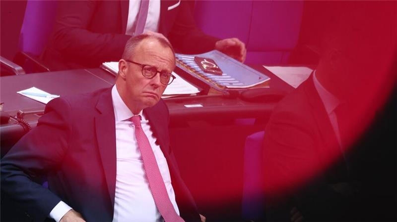 Friedrich Merz (CDU), Kanzlerkandidat der Union, muss sich von der SPD anhören, er sei nicht fähig, auf Augenhöhe zu verhandeln, sondern wolle die anderen Fraktionen erpressen, damit sie seine Vorschläge zur Migrationspolitik unverändert abnicken.