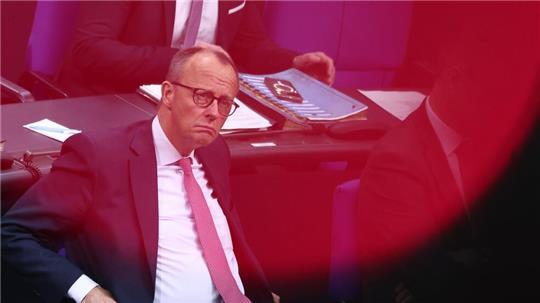 Friedrich Merz (CDU), Kanzlerkandidat der Union, muss sich von der SPD anhören, er sei nicht fähig, auf Augenhöhe zu verhandeln, sondern wolle die anderen Fraktionen erpressen, damit sie seine Vorschläge zur Migrationspolitik unverändert abnicken.