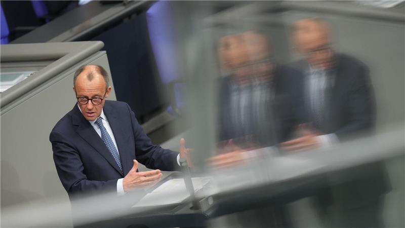 Friedrich Merz, CDU/CSU Fraktionsvorsitzender und CDU Bundesvorsitzender, spricht im Deutschen Bundestag. In dieser und einer noch folgenden Sondersitzung des alten Bundestages sollen nach dem Willen von Union und SPD ein milliardenschweres Sondervermögen und eine Reform der im Grundgesetz verankerten Schuldenbremse beschlossen werden. 