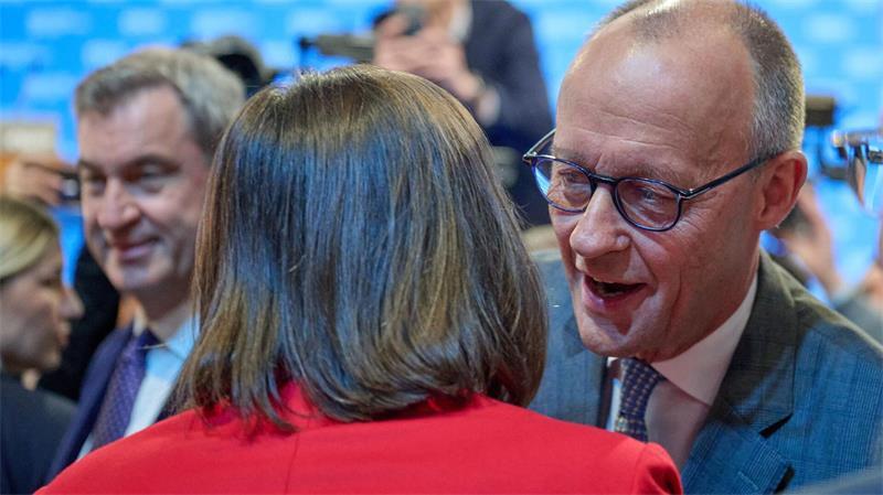 Küsschen für Aigner – aber keine Antwort auf die P-Frage Friedrich Merz begrüßt Ilse Aigner mit Wangenküsschen.