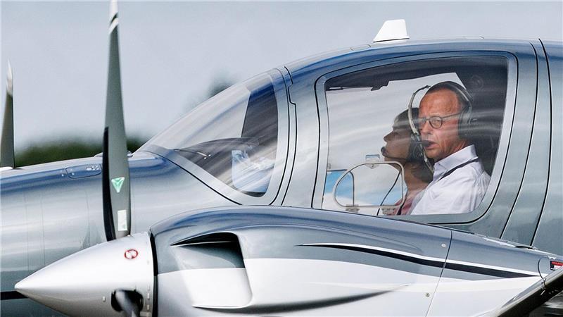 Friedrich Merz ist leidenschaftlicher Pilot. Darf er sein Flugzeug auch als Bundeskanzler noch selbst fliegen?