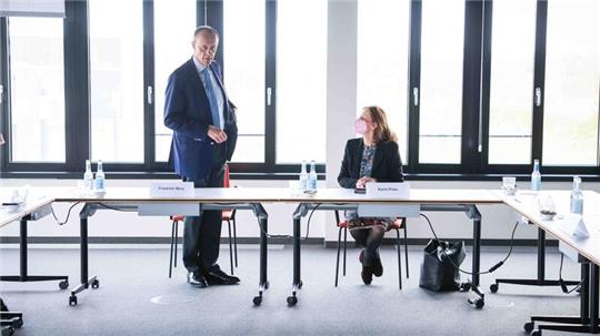 Friedrich Merz (l), CDU-Bundesvorsitzender und Unions-Fraktionsvorsitzender, und Karin Prien (CDU), Bildungsministerin von Schleswig-Holstein, unterhalten sich.