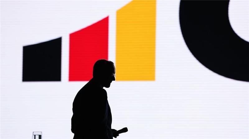 Friedrich Merz steht bei einer Wahlkampfveranstaltung der CDU in der Rudolf Weber-Arena auf der Bühne.