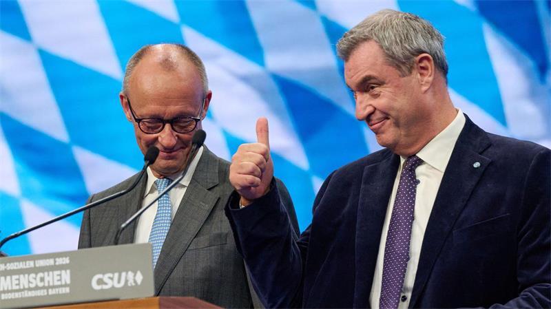 Küsschen für Aigner – aber keine Antwort auf die P-Frage Friedrich Merz und Markus Söder stehen auf dem CSU-Parteitag eng zusammen.