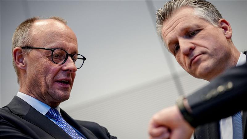 Friedrich Merz und Thorsten Frei mit einem Blick auf die Uhr