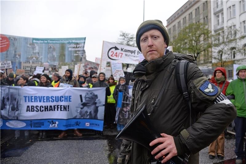 Friedrich Mülln und die Soko Tierschutz hatten die massiven Tierquälereien in Mienenbüttel im Oktober 2019 aufgedeckt. In der Folge hatten wie hier in der Hamburger City bundesweit Tausende Menschen gegen Tierversuche und für die Schließung