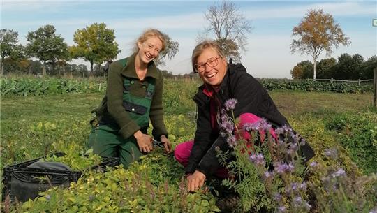 Frija (links) und Dagmar sind zwei der Gärtner im Verein. Foto: Nimm Anteil