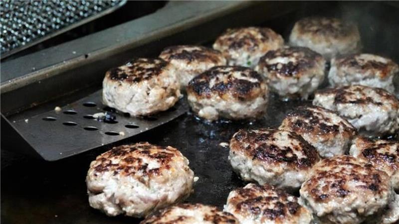 Frikadellen aus Nutria-Fleisch brutzeln in heißem Öl: Nutrias vermehren sich rasant im Norden, sind auf dem Teller aber noch eher selten zu sehen.
