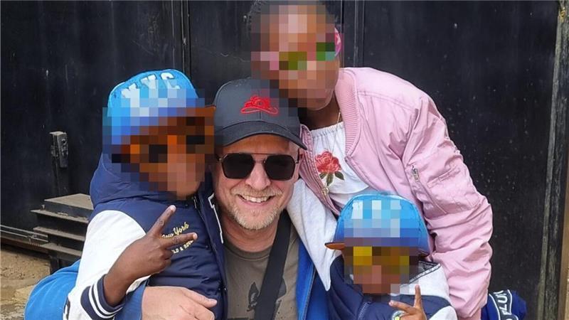 Frisch gebackener Adoptivvater: Uwe Kudlick mit seinen drei Adoptivkindern, nachdem das Familiengericht in Harare dem Antrag zugestimmt hat.
