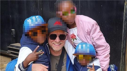 Frisch gebackener Adoptivvater: Uwe Kudlick mit seinen drei Adoptivkindern, nachdem das Familiengericht in Harare dem Antrag zugestimmt hat.
