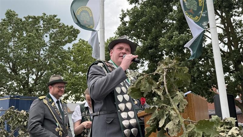 Frisch gekürt: Ahlerstedts neuer Schützenkönig Markus Kruse bei der ersten Rede zu seinem Schützenvolk.