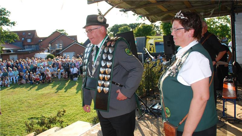 Frisch gekürt auf der Bühne: Schützenkönig Ralf Ropers mit Ehefrau und Kaiserin Dörte.
