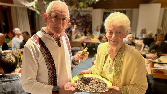 Frisch geröstete Kaffeebohnen und Hirse-Fladen im Bargstedter Gemeindehaus: Pastor Willi Kalmbach und Ehefrau Heike haben viele Jahre in Äthiopien gelebt.