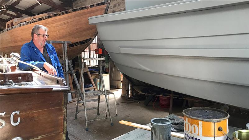 Frisch gestrichen ist das sanierte Börteboot, mit dem Karsten Andersen im kommenden Jahr auf Reisen fahren will.