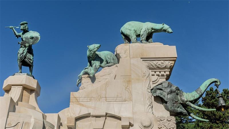 Hagenbecks historisches Tor wieder eröffnet Frisch rekonstruiert und wieder an seinem alten Platz: Die Tier- und Menschstatuen auf dem historischen Jugendstil-Tor.