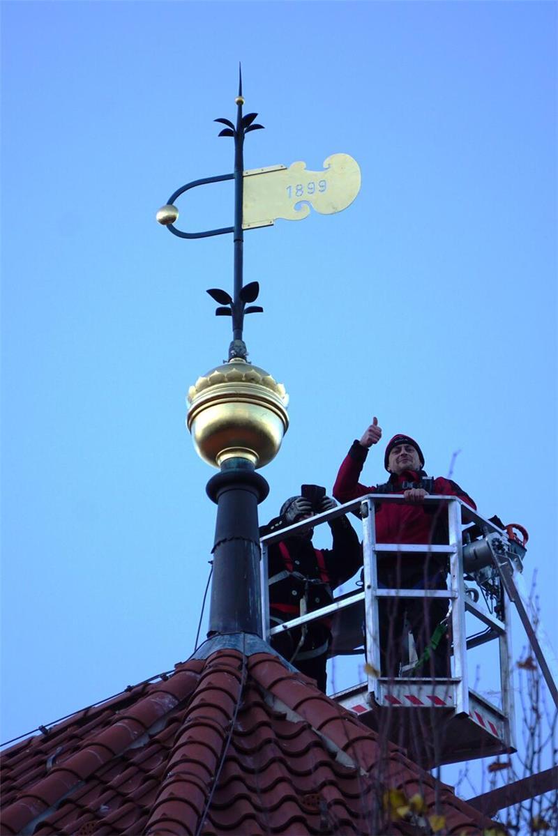 Goldener Abschluss: Was ist in der Wetterfahne von St. Petri? Frisch vergoldet thront die Wetterfahne nun wieder auf Kirchendach von St. Petri.