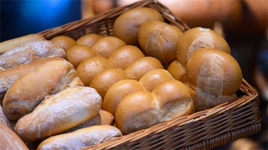 Frische Brötchen gibt es auch sonntags - dann dürfen Bäckereibeschäftigte bislang aber nur drei Stunden arbeiten.