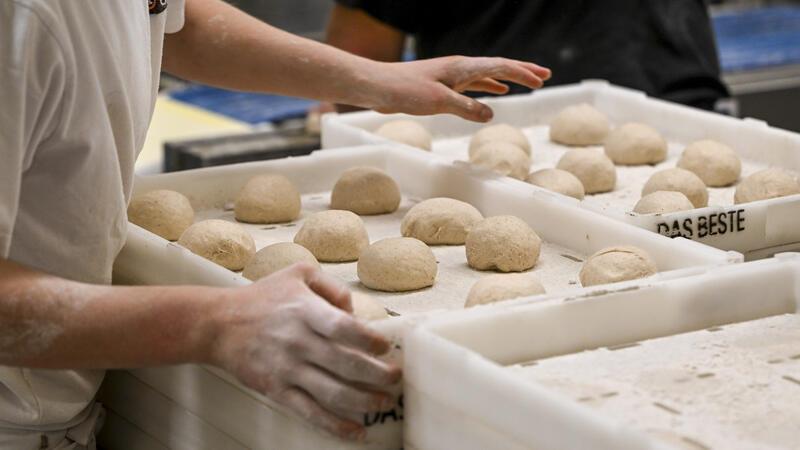 Frische Brötchen wird es größtenteils im Landkreis auch am 24. Dezember geben.