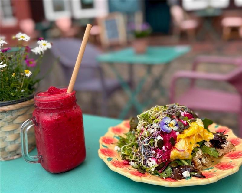PomPom am Buxtehuder Fleth: Ein bunter Platz mit geheimem Garten Frische Kombi: Geeister Himbeer-Smoothie mit dem Barbie loves Pink Brot.