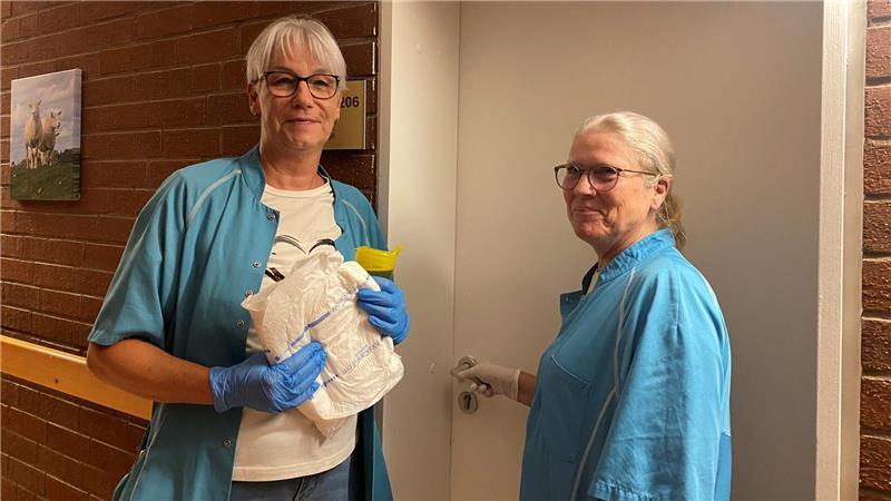 Von Glitzersteinen und flotten Sprüchen: Nachtwache im Seniorenheim Frische Vorlage und ein Becher Malzbier: Sonja Beyermann (links) und Carola Jantke gehen während ihrer Nachtschicht mehrfach auf Kontrollrunde von Zimmer zu Zimmer.