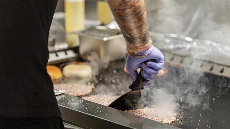 „Smash Bros“: Fast Food mit gutem Gewissen und einer Portion Innovation Frischer Burger-Genuss in Bremerhaven - In der Hinrich-Schmalfeld-Straße 34 wird auf der Grillplatte Perfektion erreicht.