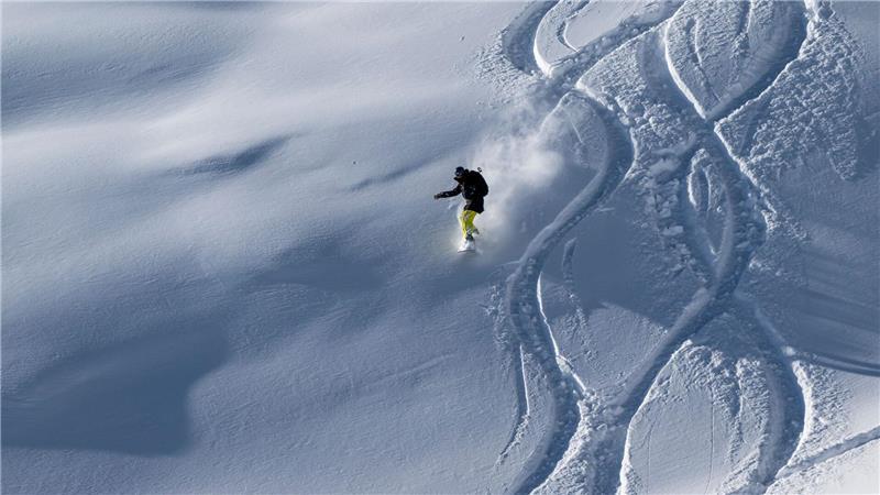 Zugspitze glänzt wieder - Gipfelkreuz neu vergoldet zurück Frischer Neuschnee sorgt für beste Bedingungen.