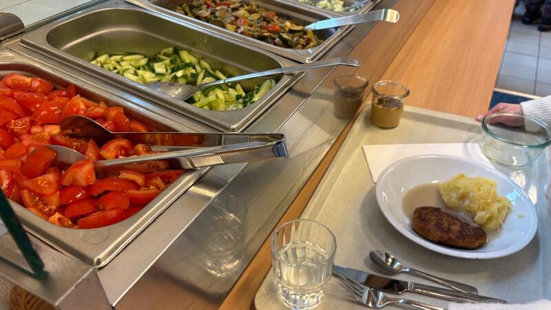 Warum TV-Koch Stefan Marquard in Fredenbeck den Kochlöffel schwingt Frischer Salat, ein gesundes Hauptmenü und ein kleines Dessert: Das alles gibt es in der Mensa für wenige Euro.