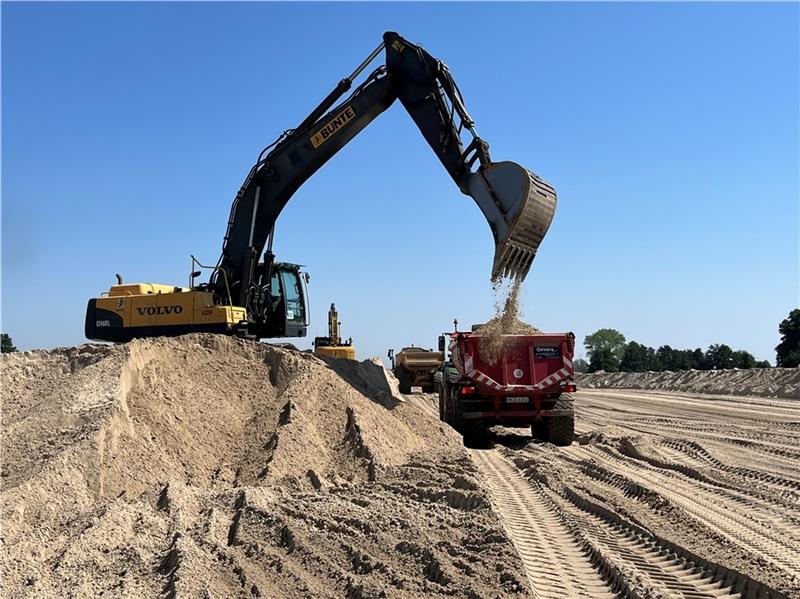 Frischer Sand aus dem Baggersee in Buxtehude-Ovelgönne wird auf dem Spülfeld auf der A-26-West verladen und nahe der Autobahn 7 auf dem Vorbelastungsdamm eingebaut. Fotos: Vasel