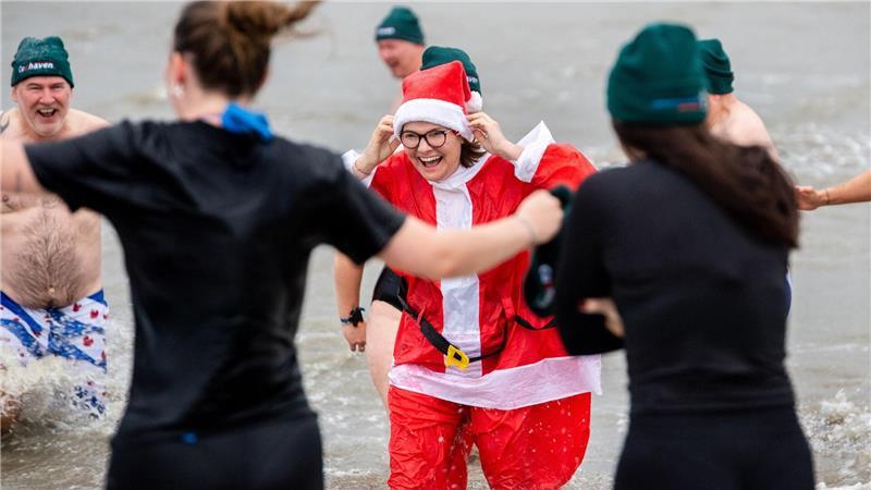 Frischer Start ins Jahr: Cuxhaven feiert Neujahrsanbaden mit verkleideten Schwimmern