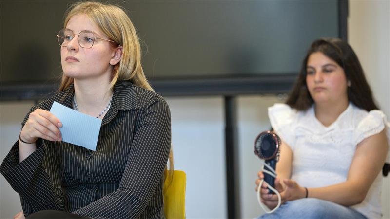 AfD-Mann auf Platz verwiesen: Drochterser Schüler moderieren souverän Frischer Wind gegen die Hitze: Aya Mahmmud unterstützt Isabel Umland.