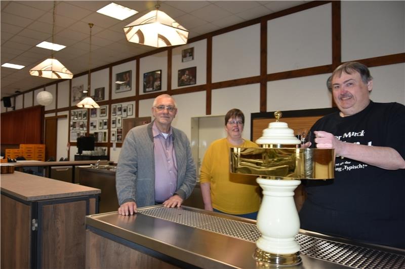 Kutenholzer Festhalle erstrahlt in neuem Glanz Frisches Bier am neuen Tresen : Bürgermeister Gerhard Seba mit den Gastronomen Carolin und Dieter Murck (von links). Fotos: Felsch