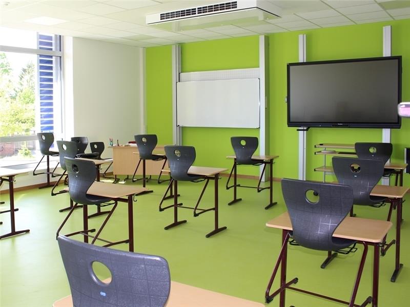 Frisches Grün an der Wand und zeitgemäße Technik: Zum modernen Klassenzimmer im neuen Trakt F der Realschule gehören ActivePanel und Pylonentafel.