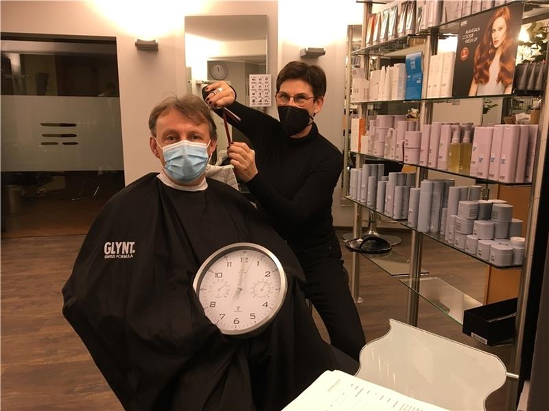 Friseurin Sabine Rietentiet schnitt Ralf Behrens kurz nach Mitternacht die Haare. Foto: Beneke