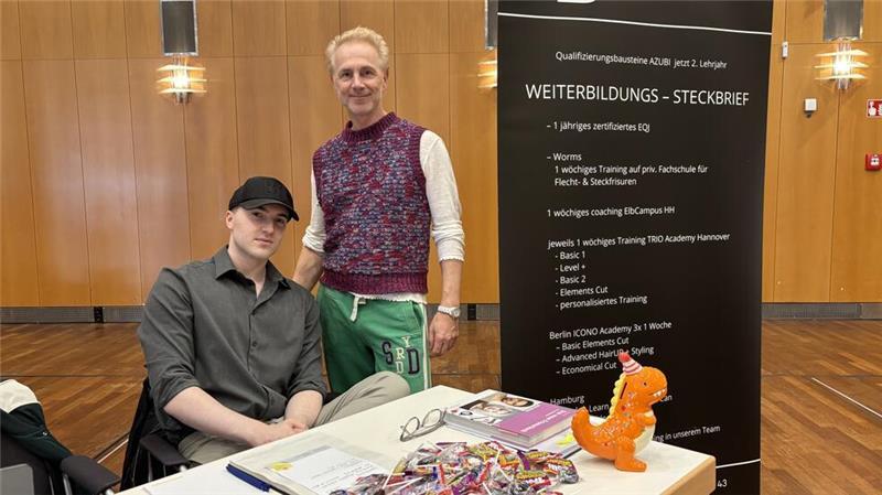 Friseurmeister Boris Reinert - hier mit seinem Sohn Gerrit - beklagt, dass viele potenzielle Bewerberinnen und Bewerber nicht gut genug Deutsch sprechen.