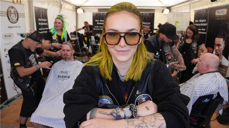 Friseurmeisterin Lisa schneidet auf dem Wacken Open Air Metalfans gegen Spende die Haare.