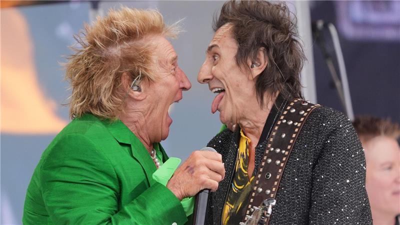 Frisur sitzt - Rod Stewart mit Gast Ronnie Wood beim Glastonbury Festival
