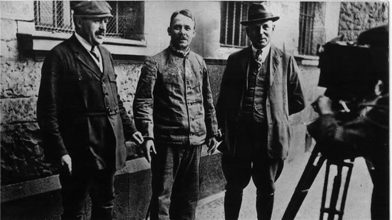 Der Serienmörder, der seinen Opfern die Kehle durchbiss Fritz Haarmann (Mitte) auf einer undatierten Aufnahme.