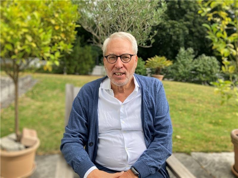 Ehemaliger Umweltsenator: „Um Blackouts zu verhindern, muss man innerhalb von Minuten handeln“ Fritz Vahrenholt auf der Terrasse seines Hauses in den Elbvororten. Foto: Markus Lorenz