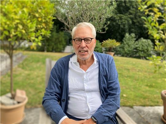 Fritz Vahrenholt auf der Terrasse seines Hauses in den Elbvororten. Foto: Markus Lorenz