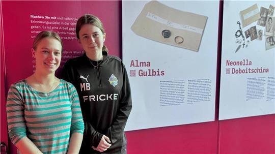 Fritzi Meyer (links) und Marlena Beilke aus der 11. Klasse des AGG sind beeindruckt von der Wanderausstellung #StolenMemory.