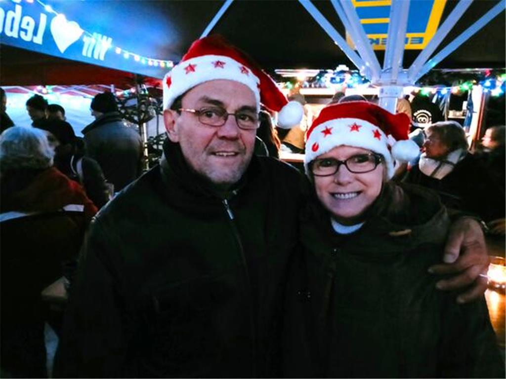 Fröhlich unterwegs auf dem Oldendorfer Weihnachtsmarkt: Herbert und Elfi Zimmerm...