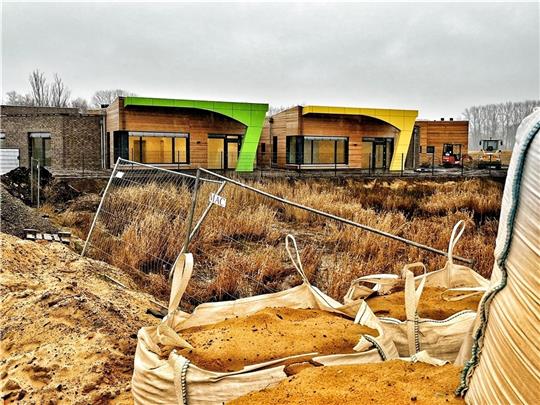 Fröhliche Anmutung auch bei Februarwetter: Die Kita Benedixland entsteht in Nachbarschaft zum Altländer Viertel, zum Staatsarchiv und zum neuen Finanzamt. Foto: Richter