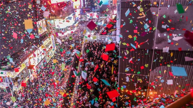 New York feiert Silvester mit Kult-Kristallkugel Fröhliche Silvesterparty auf dem Times Square.