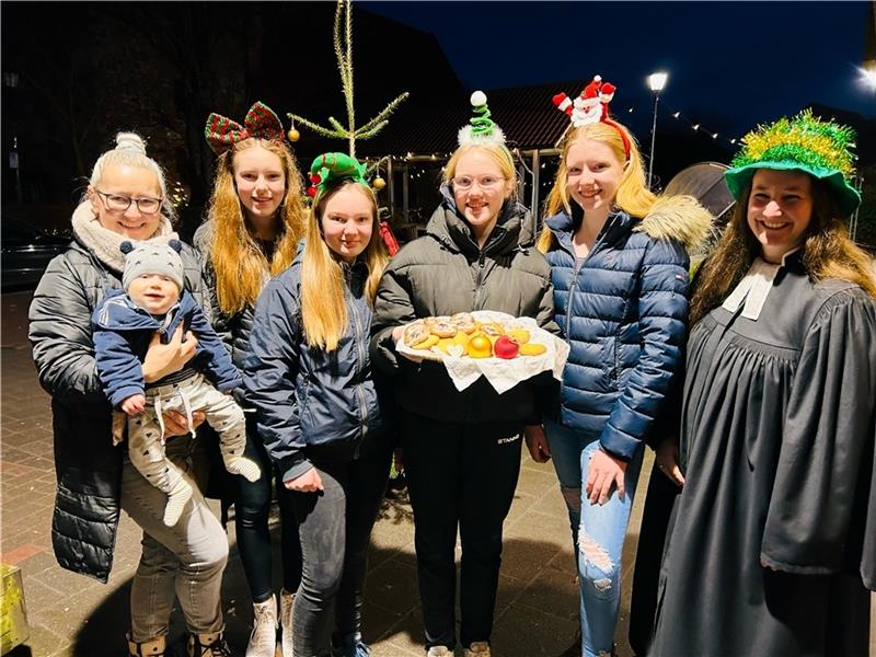 Fröhliche und dankbare Weihnacht mit der Pop-up Church in Oldendorf (von links): Kinga Bertram mit Sohn Thorin, die Konfirmandinnen Nele Strehlow, Imke Meyer, Eva-Lotta Neumann und Leandra Klindtworth und Pastorin Stephanie Müller. Foto: Kl