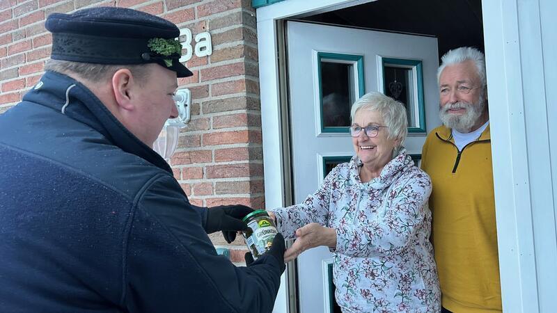 Tradition gerettet: Schipperball bleibt mit Kohl und Köm in Gräpel „Fröhlichen Schipperball!“ Bei Dörte und Henry Dede gibt es ein Glas Grünkohl für Fabian Kahrs und seinen Trupp - und auch flüssige Wegzehrung.
