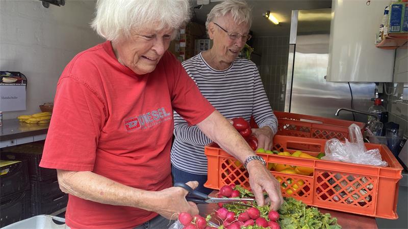 Fröhliches Duo: Irma Herde und Elke Schneider arbeiten bei Buxtehuder helfen immer Hand in Hand.